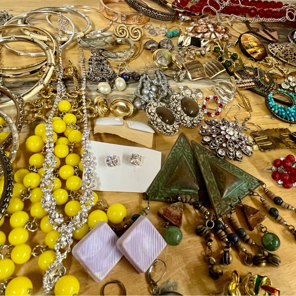 Jewelry Costume Jewelry Necklaces Brooches Bracelets Mixed Lot of 82 Pieces - Picture 14 of 16